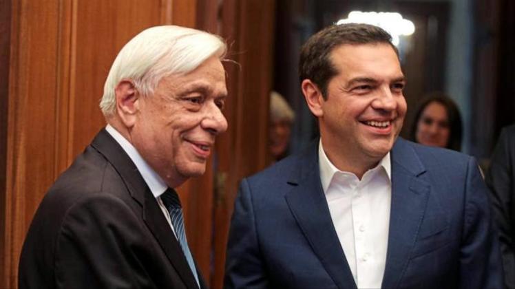 Nach seiner Niederlage bei den Europawahlen: Alexis Tsipras (r.), Premierminister von Griechenland, trifft sich mit Staatspräsident Prokopis Pavlopoulos. 