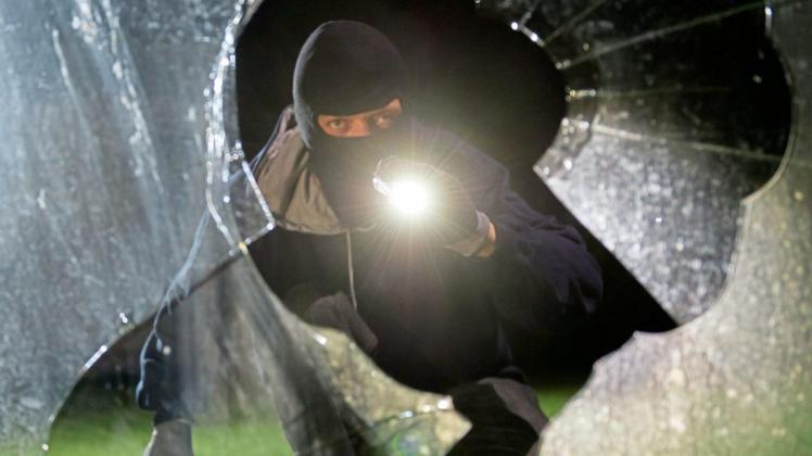 Ein 39-Jähriger hat in Aschendorf eine Scheibe eines Sporthauses eingeworfen. Die Polizei konnte ihn festnehmen. 