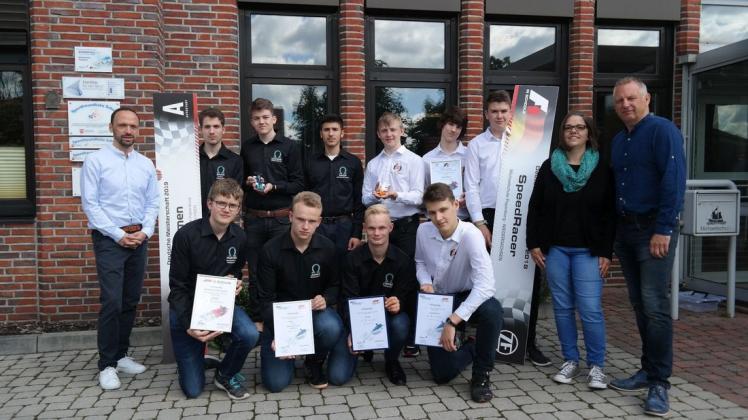 Wiedererkennbare Teamkleidung hatten sich die beiden Teams angelegt; Team „Omen“ in schwarz und Team „Speed Racer“ in weiß: (hinten, v. l.) Schulleiter Thomas Springub, Sinan Kalac, Dominik Kroes, Nazir Saado, Thilo van den Pütten, Jannik Feldkamp, Tim Kordes und die betreuenden Lehrkräfte Claudia Burlager und Christian Voskuhl sowie (vorne, v. l.) Marvin Kofoet, Jonas Körte, Steffen Cornelius und Adrian Pieper. Foto: Luisa Reitemeyer