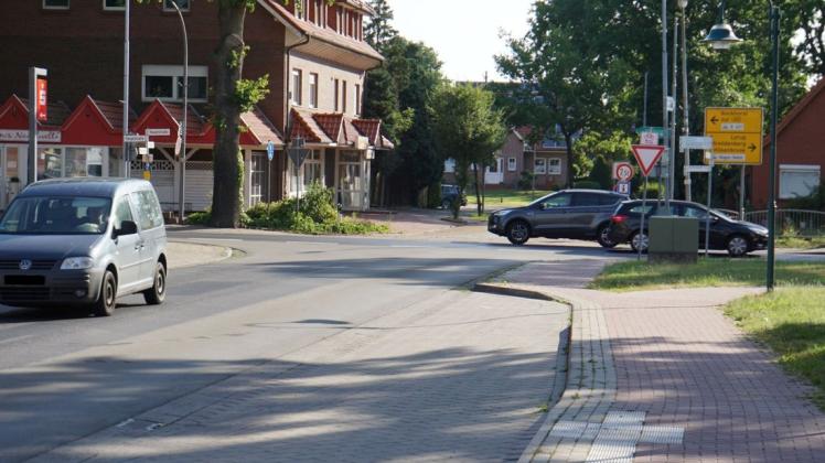 Die Kreuzung Hauptstraße/Poststraße in Esterwegen wird für etwa 300.000 Euro umgebaut. Foto: Mirco Moormann