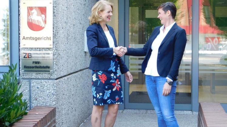 Direktorin Anette Schneckenberger (l.) hieß Julia Brinker am Amtsgericht Meppen willkommen. 