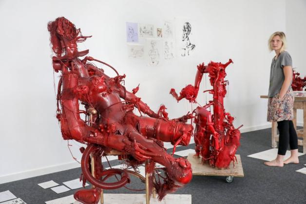 Fundstücke und Schrott, von Stella Metzig zu emotional aufgeladenen Skulpturen verarbeitet, im BBK Kunst-Quartier.   Foto: Jörn Martens