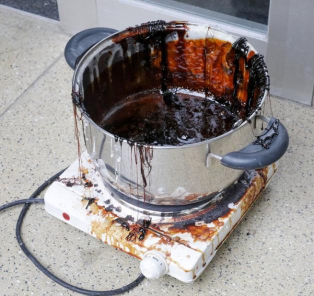 So entstehen Zuckerskulpturen: In einem Topf wird das Rohmaterial erhitzt. Foto: Jörn Martens So entstehen Zuckerskulpturen: In einem Topf wird das Rohmaterial erhitzt. Foto: Jörn Martens