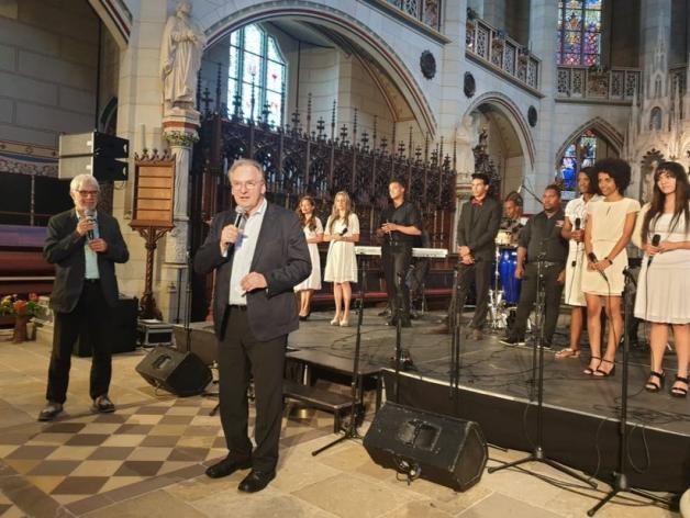 Ministerpräsident Reiner Haseloff, Sachsen-Anhalt, begrüßt den kubanischen Chor in der Schlosskirche Wittenberg. Foto: www.cuba-gospel.com/