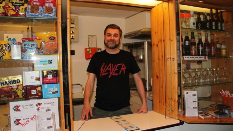 Herzlich willkommen im Centralkino in Lingen: Geschäftsführer Tobias Mielke präsentiert einen der rein ehrenamtlich besetzten Arbeitsplätze des traditionsreichen Filmtheaters, an dem an Vorführtagen das Kiosk-Team nicht nur die Eintrittskarten verkauft, sondern auch für den entsprechenden Film-Genuss sorgt. Foto: Anne Bremenkamp