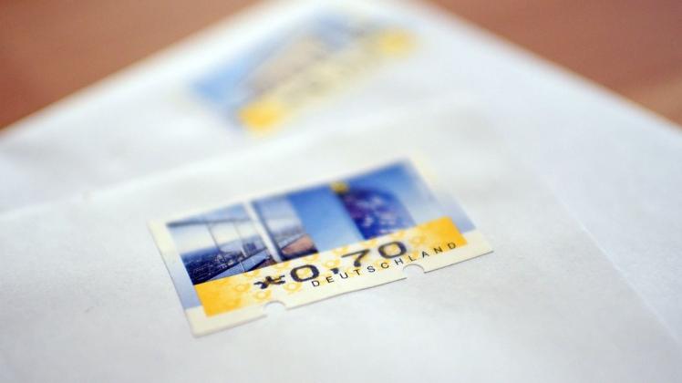 Briefe mit 70-Cent-Marken gehen ab sofort zurück zum Empfänger. Foto: dpa/Henning Kaiser