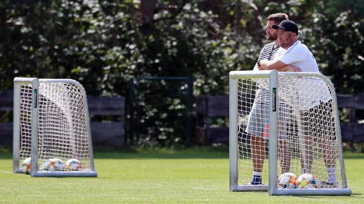 Weiter zum Zuschauen verdammt: Thilo Leugers (l.) mit Co- und -Athletiktrainer Daniel Vehring. 