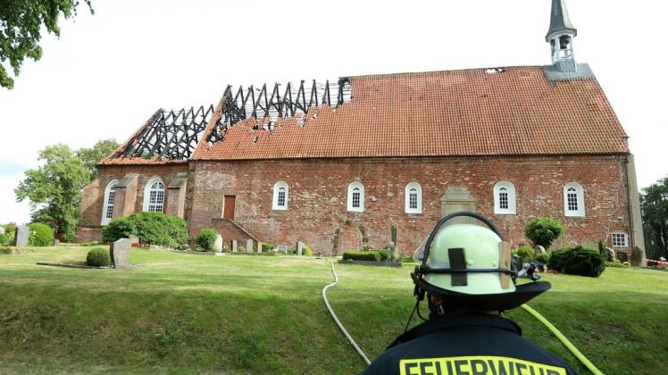 Die aus dem 13. Jahrhundert stammende Golzwarder Kirche ist bei einem Feuer stark beschädigt worden. Die Brandursache und der Schaden sind noch unklar. Foto: Polizei Delmenhorst/dpa