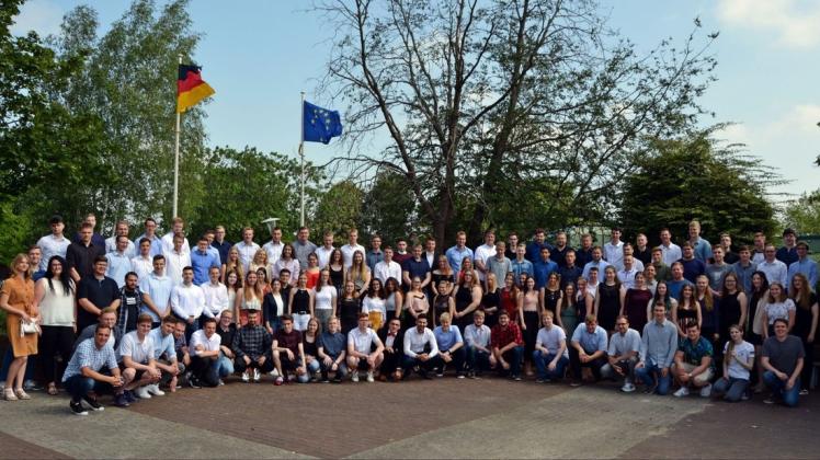 Blick in 133 glückliche Gesichter: Die Absolventen der Fachoberschulen und der Informationstechnischen Assistenten dürfen sich feiern lassen. Foto: BBS Papenburg