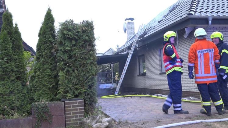 Der Carportbrand griff auf eine Hecke und das Haus über, auch das benachbarte Haus wurde beschädigt. Foto: NWM