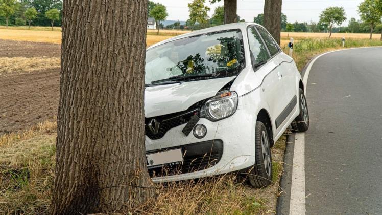Der Renault stieß frontal gegen den Baum, die 43-jährige Fahrerin wurde verletzt. Foto: Heinz-Jürgen Reiß