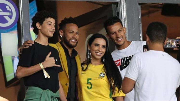Brasiliens Fußballstar Neymar (2.v.l) ist derzeit nur auf der Tribüne zu sehen. 