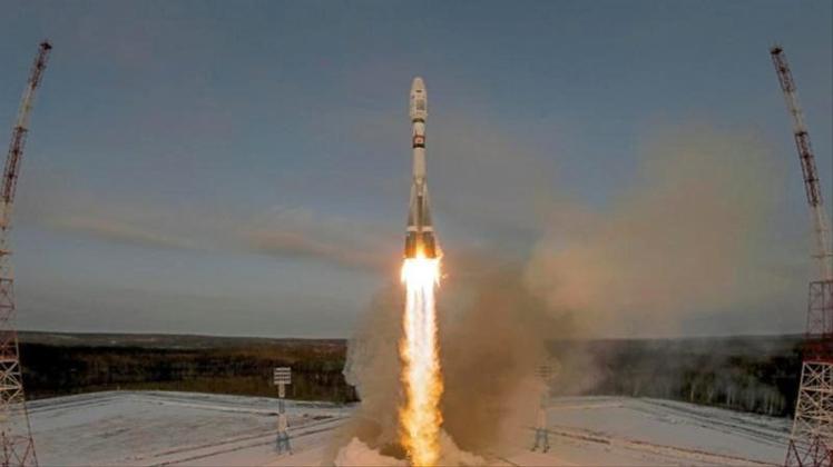 Eine russische Sojus-Rakete hebt von der Startrampe des Kosmodroms des Weltraumbahnhofs Wostotschny ab. 