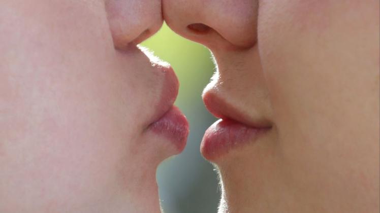 Seit Generationen ist der Kuss Inbegriff gefühlvoller Zweisamkeit. Foto:dpa/Karl-Josef Hildenbrand