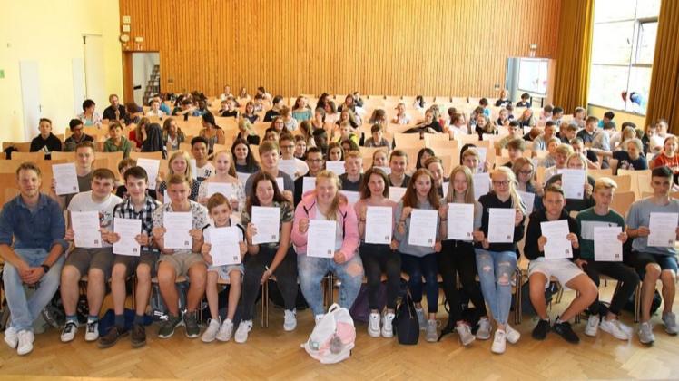 An der Realschule erhielten 35 Schüler des 8. Jahrgangs kurz vor Ferienbeginn als „Auszeichnung für besondere Leistungen“ Zertifikate für ihren Einsatz als Lerntutoren. Foto: Petra Pieper