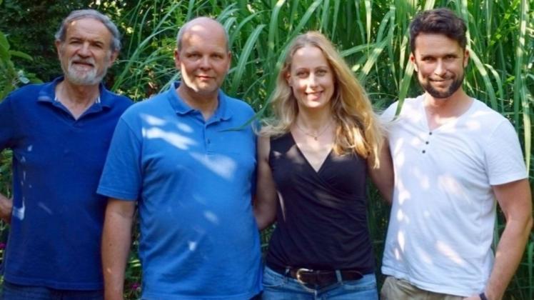 Anna Kebschull (2.v.r.) gibt ihr Ratsmandat nach der Wahl zur Landrätin an Andreas Schulte (2.v.l.) ab. Dieser wird künftig die Grünen im Finanzausschuss und in der Baumschutzkommission vertreten. Michael Beetz (l.) geht in den Verwaltungsausschuss und in den Bauausschuss. Dirk Lange-Mensing (r.) wird Fraktionsvorsitzender der Grünen und ist nach wie vor im Schul- und Sozialausschuss und im Tourismusausschuss. Foto: Katrin Lange-Mensing