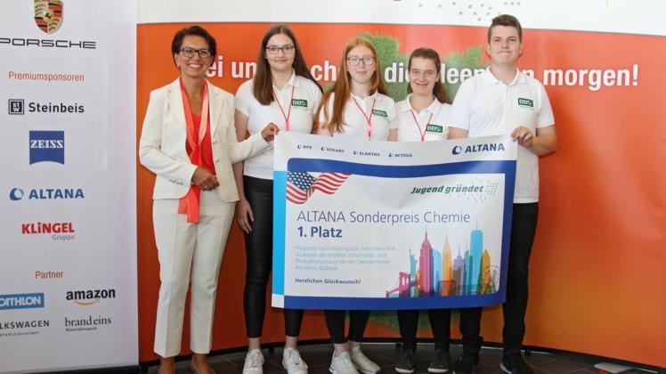 Schüler der BBS Lingen Wirtschaft haben den Altana Sonderpreis Chemie gewonnen und damit eine Reise in die USA. Foto: SZUE an der HS Pforzheim