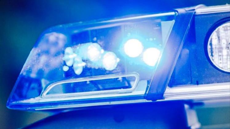 Ein Blaulicht an einem Polizeifahrzeug. 