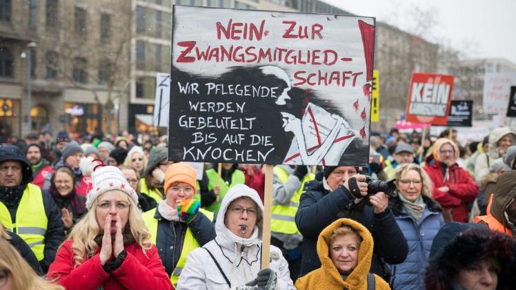Die Gegner der Pflegekammer haben im Februar in Hannover gegen ihre Interessensvertretung demonstriert.  Foto: Moritz Frankenberg/dpa