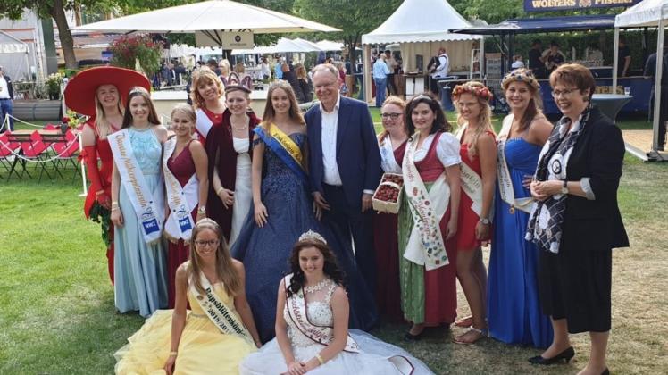 Königliche Werbe-Gesellschaft mit Landesvater Stephan Weil (stehend, Bildmitte): Unser Foto zeigt (von links) Kirschkönigin Felina I., die Varreler Mühlenprinzessin und   Mühlenkönigin sowie Heidekönigin, Eiskönigin, Wurzelkönigin, zwei Erdbeerköniginnen, Kornkönigin und sitzend Rapsblütenkönigin sowie Kirschblütenkönigin. Foto: Gemeinde Hagen/Arge