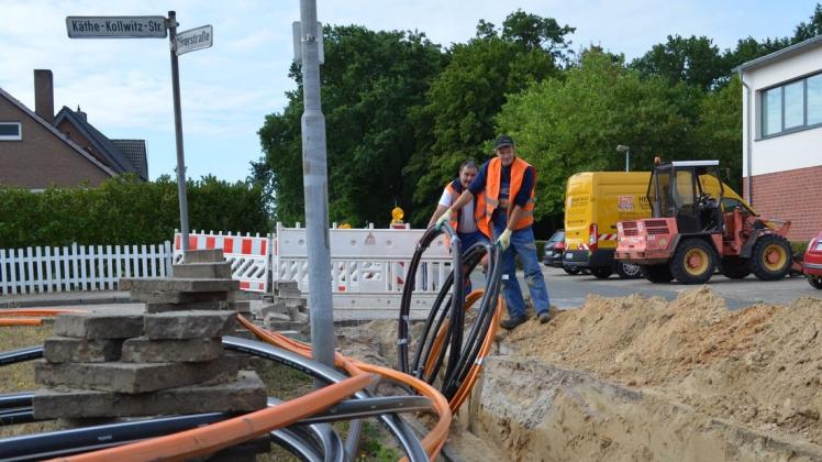 Rohre verlegt: An den Straßen im Ganderkeseer „Malerviertel“ werden derzeit die Leitungen für Strom, Gas und Internet erneuert. 