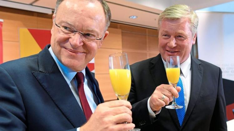 Im November 2017 haben SPD-Chef Stephan Weil (links) und der CDU-Landesvorsitzende Bernd Althusmann die Groko in Hannover besiegelt. Es ist ein Bündnis auf Zeit. 