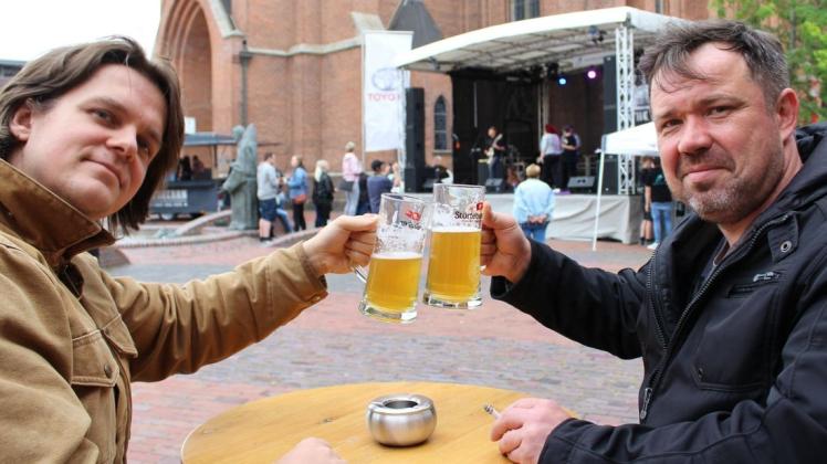 Zwei Störtebeker-Biere lassen sich diese beiden Männer auf dem Papenburger Bierfest schmecken. Foto: Christian Belling