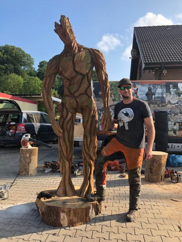 Die Spezialität von Steffen Merla sind Filmfiguren. Hier sieht man die Figur Groot aus dem Marvel-Film Guardians of the Galaxy. Foto: Stadt Papenburg