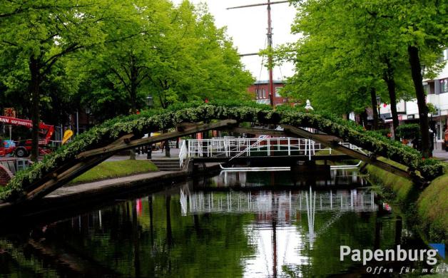 So sehen die Blumenbrücken am Hauptkanal Papenburgs während der Blumenschau aus. Foto: Stadt Papenburg So sehen die Blumenbrücken am Hauptkanal Papenburgs während der Blumenschau aus. Foto: Stadt Papenburg