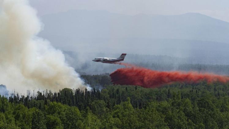 Löschflugzeuge versuchen Waldbrände in Alaska zu bekämpfen. 