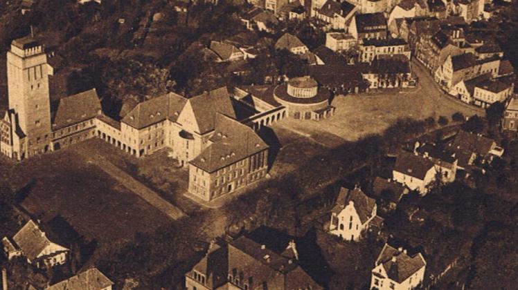 Die historische Postkarte gewährt einen Blick aus der Vogelperspektive auf das Delmenhorster Stadtzentrum vor gut 90 Jahren. Foto: Jens Tönjes