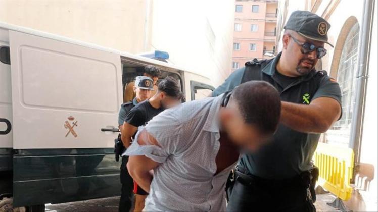 Ein Verdächtiger wird von der Guardia Civil ins Gericht in Palma de Mallorca geführt. 