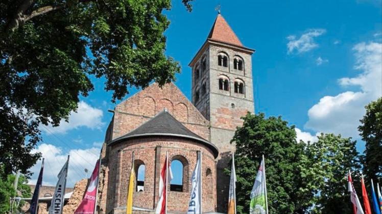Flaggen wehen bei der Eröffnung der 69. Bad Hersfelder Festspiele vor der Stiftskirche. Zum Auftakt gab es eine Fassung von Franz Kafkas Klassiker „Der Prozess“. 