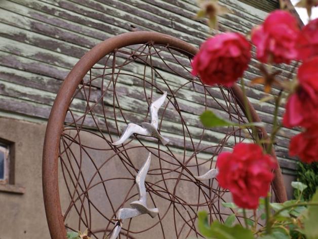       „Stahl-Zeit“ heißt die Schmiede- und Schweißkunst von Hans Kordes aus Verl, die sich im verwunschenen Garten eines Suttorfer Kottens besonders gut präsentierte. Foto: Conny Rutsch