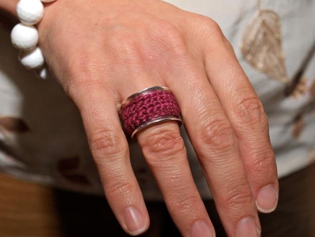 An ihrer eigenen Hand zeigt Schmuckgestalterin Julia Bäumer aus Melle „Ring auf Ring“, einen mit einem austauschbaren Häkelring verzierten breiten Ring aus Silber. Foto: Conny Rutsch