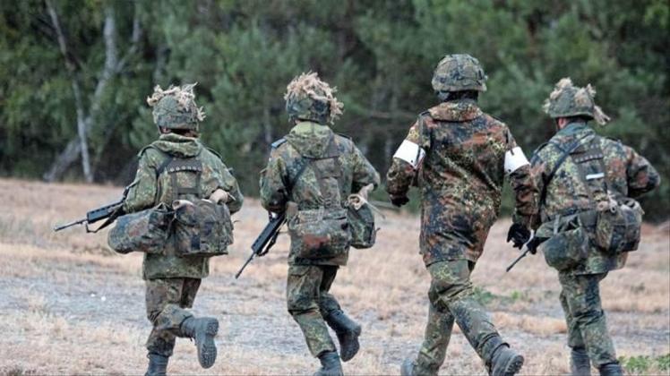 Soldaten der Bundeswehr auf den Truppenübungsplatz im brandenburgischen Lehnin. 