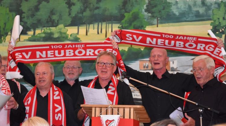 Der Kirchenchor Neubörger trug unter anderem das Vereinslied des Sportvereins vor. Foto: Döbber