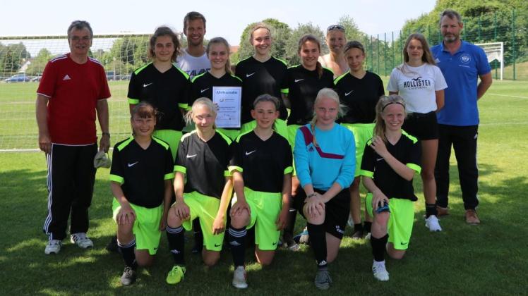 Stolz auf ihre Leistung:  Die Fußball-Mädchen WK II des Gymnasiums Georgianum Lingen. Foto: NFV