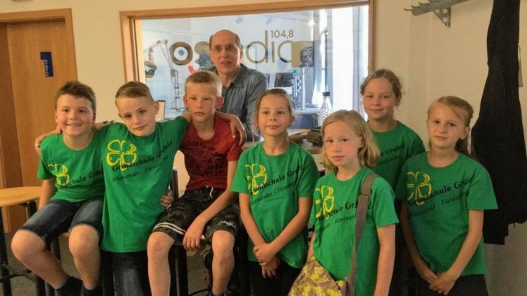 In einem Liveinterview im Radio berichteten die Kinder der Hörspiel-AG und ihr Lehrer Lutz Dalkowski von den Arbeiten an ihrer CD. Foto: Maria  Evers-Brunegraf