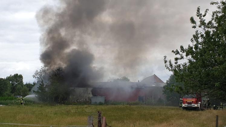 In Haren-Wesuwe bekämpft die Feuerwehr einen Scheunenbrand. 