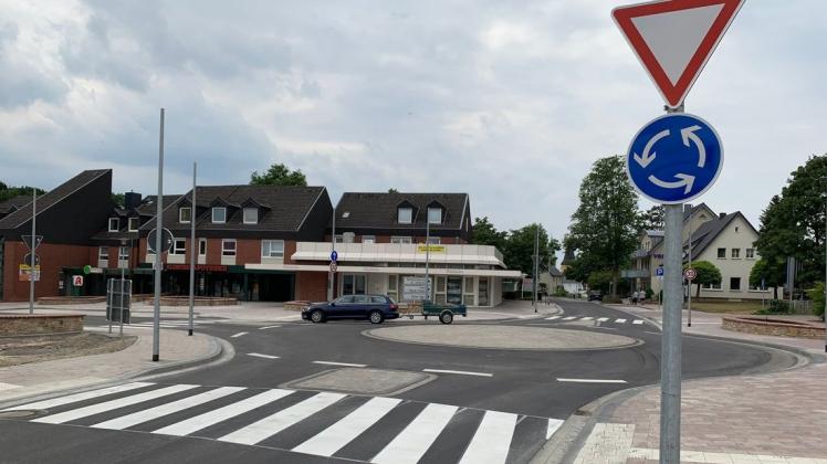 Das Chaos hat ein Ende: Mit der Freigabe des neuen Kreisverkehrs ist der zentrale Ruller Knotenpunkt für alle Verkehrsteilnehmer wieder passierbar. Foto: Holger Jansing