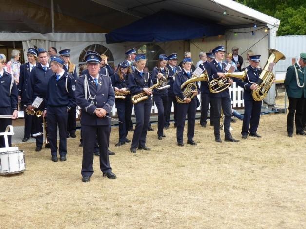Das Musikcorps Blau-Weiß aus Recke Espeln unter der Leitung von Wolfgang Siefker im Vordergrund sorgt seit 40 Jahren für die musikalische Begleitung beim Schützenfest in Wersen.
