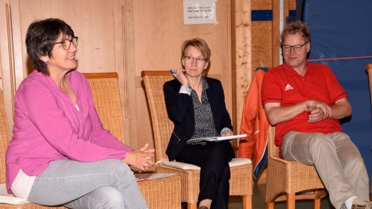 Zum Thema Waldkindergartengruppe standen Karin Kleine-König, Dagmar Röben-Guhr und Detert Brummer-Bange (von links)  den Eltern  Rede und Antwort.  