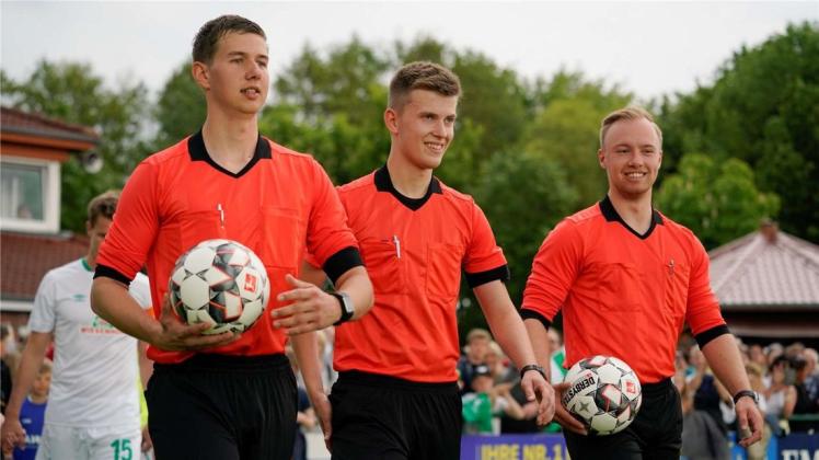 Hofft, eines Tages auch in der Fußball-Bundesliga pfeifen zu können: Schiedsrichter Max Nie-Hoegen (Mitte). Foto: Werner Scholz