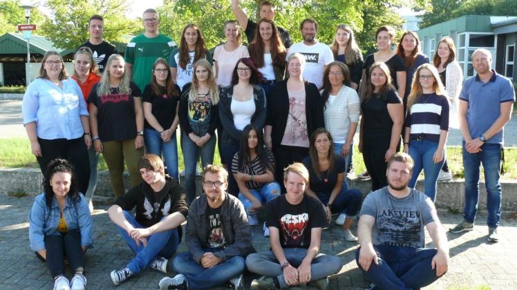 Die Absolventen der Klasse B7Q2-1 von Klassenlehrer Maik Tellmann dürfen sich als neue sozialpädagogische Assistenten feiern lassen. Foto: BBS Papenburg