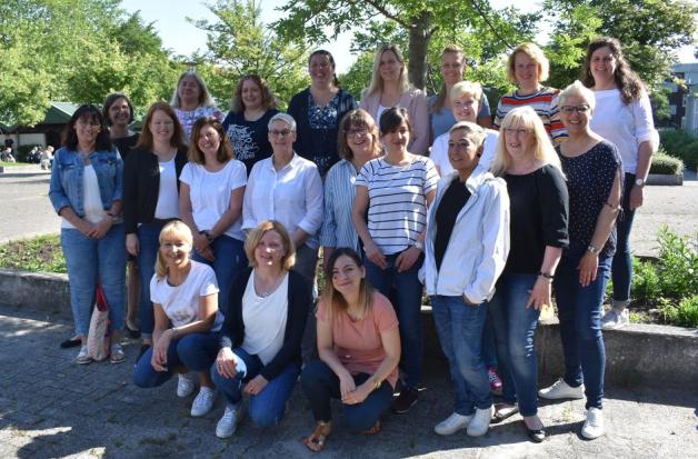 Ab jetzt staatlich geprüfte sozialpädagogische Assistenten: Die Abschlussklasse B7Q2-3 von Klassenlehrerin Elke Sühwold. Foto: BBS Papenburg