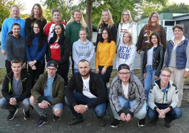Die 19 neuen Pflegeassistenten der Klasse B7L2 mit Klassenlehrerin Annegret Kleihauer. Foto: BBS Papenburg Die 19 neuen Pflegeassistenten der Klasse B7L2 mit Klassenlehrerin Annegret Kleihauer. Foto: BBS Papenburg