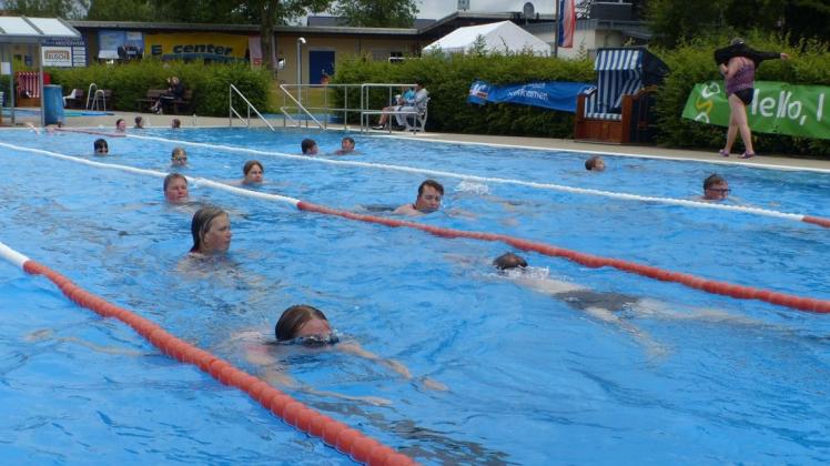 Gut gefüllt war das Wellingholzhausener Schwimmbecken auch noch nach 22 Stunden am Stonntagmittag. Fotos: Norbert Wiegand