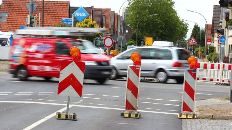 Vollsperrung für zehn Tage: Die Dwostraße ist jetzt für den Durchgangsverkehr voll gesperrt. Foto: Frederik Grabbe