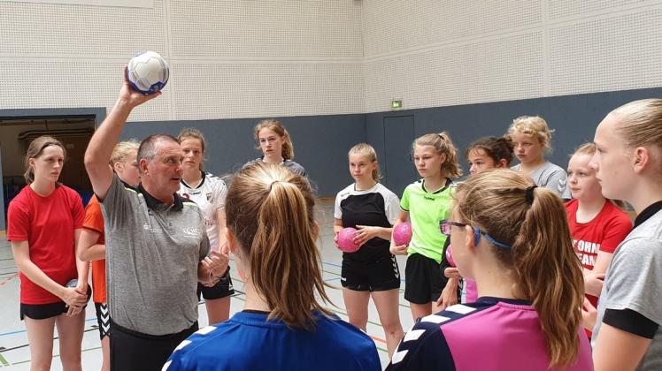 Ex-Bundestrainer Dago Leukefeld nahm sich im Rahmen seiner Handballschule viel Zeit, den 20 Jugendspielerinnen neben der Technik auch viel Taktik beizubringen. Foto: Sebastian Hanke